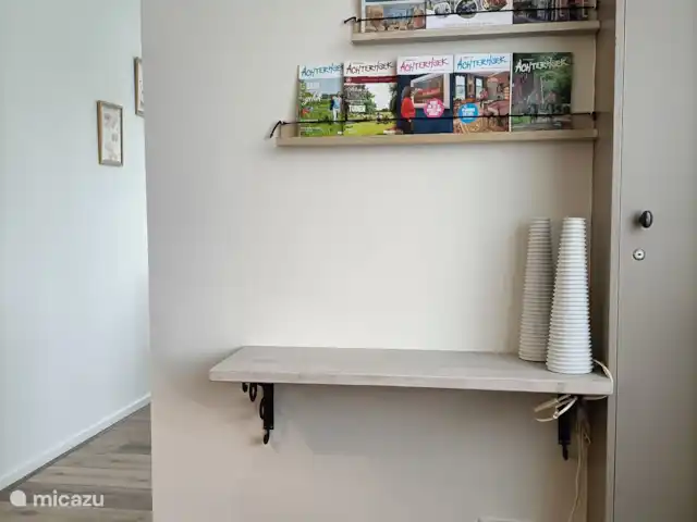 er is ook een uitgebreide collectie folders over de omgeving aanwezig